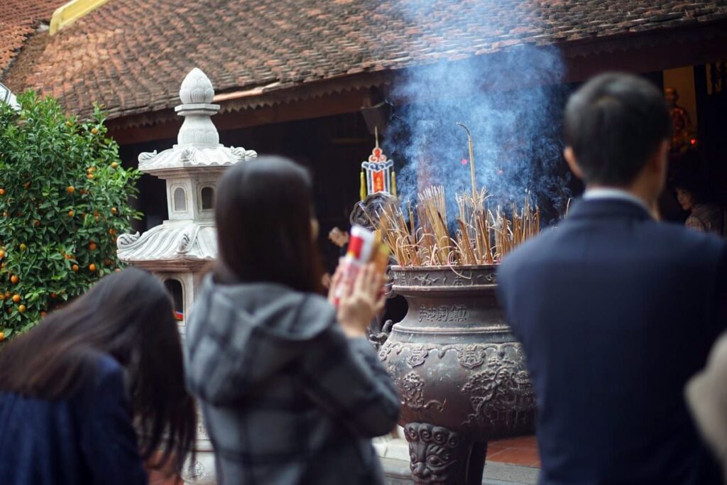 Nằm mơ thấy đi chùa: Mách bạn con số tài lộc đáng chú ý 6 Mơ đi chùa thắp nhang